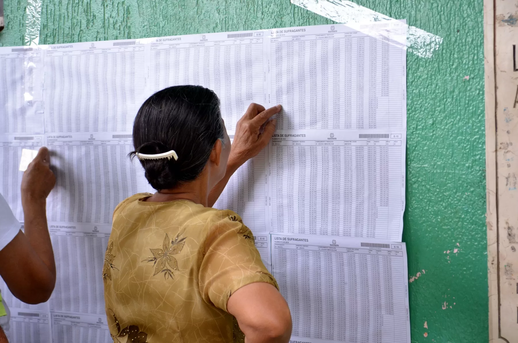 Ciudadanos buscan su mesa de votación en el colegio Simón Bolívar en Arauca.